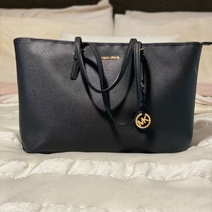 MICHAEL MICHAEL KORS
Jet Set Medium Saffiano Leather Top-Zip Tote Bag